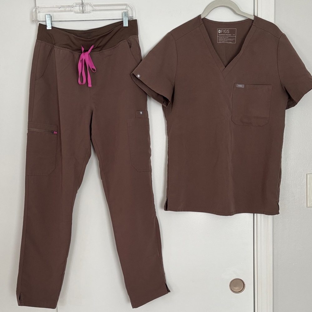 FIGS Women’s Taupe Scrub Set